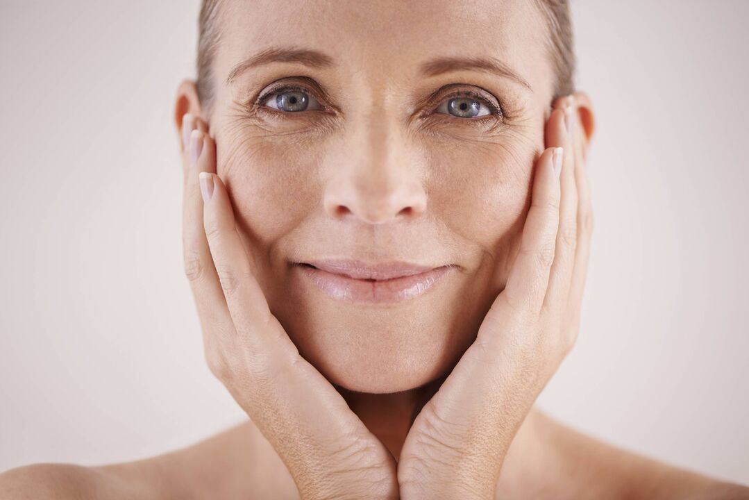 Pliez sur le visage et leur retrait par la crème zxcvbnmqwort