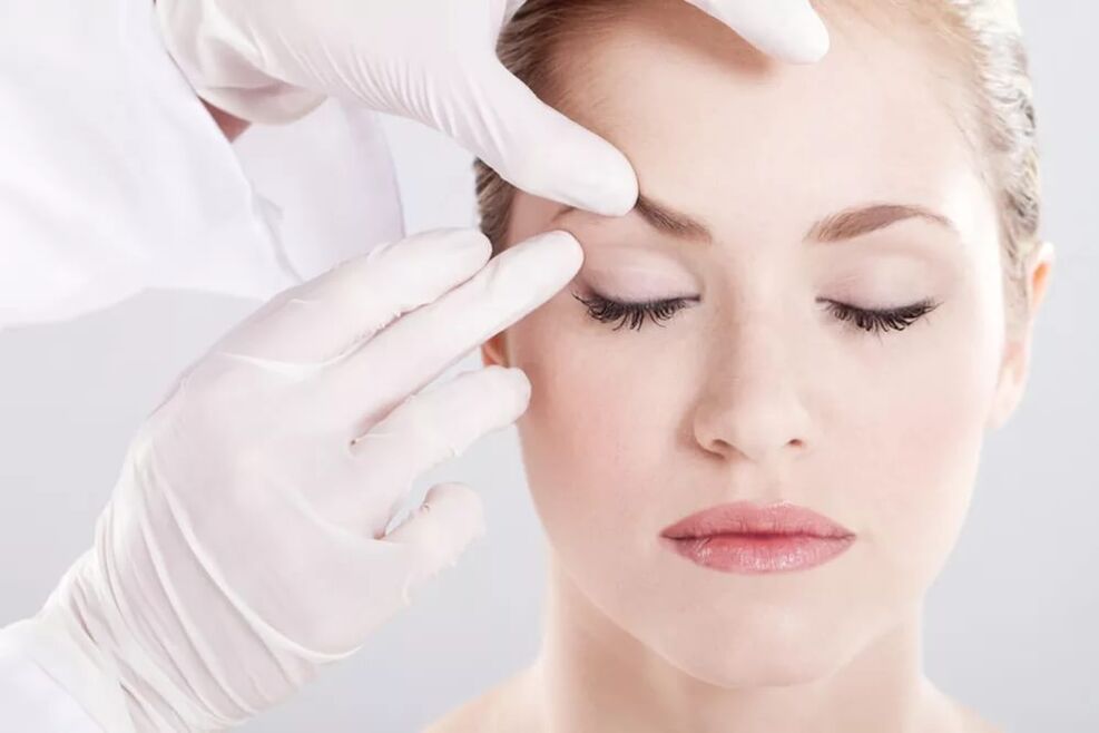 L'esthéticienne examine la peau autour des yeux autour des yeux